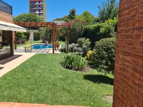 Casa 10 ambientes con 3 baños
