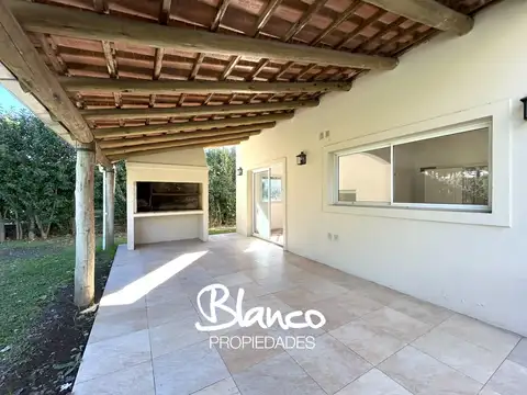 Casa en Alquiler con 2 cocheras