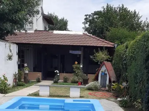 Vendo muy buena propiedad con 2 departamentos, pileta, patio 