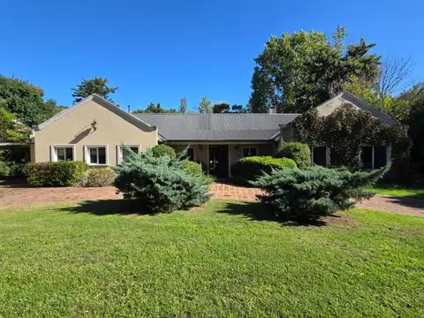 Casa de Categoría en "Club de Campo Los Pingüinos"