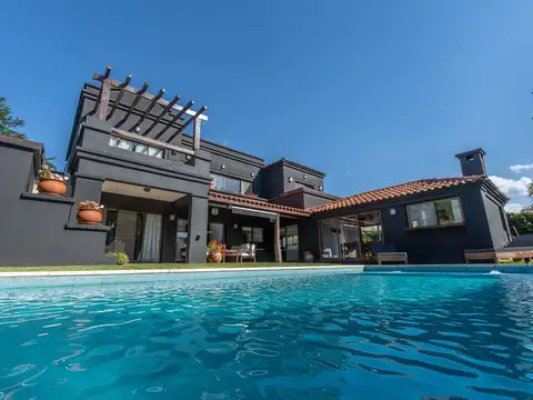Casa 4 ambientes con 5 baños