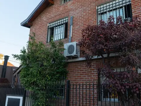 DUPLEX 3 AMBIENTES CON COCHERA Y PATIO AL FRENTE