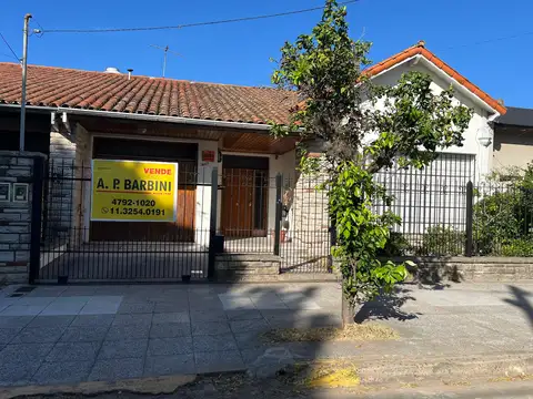 Martínez: Excelente Chalet en Una Planta Sobre Lote de 10x31: 3 Dormitorios, Living, Garaje, Jardín y Piscina.