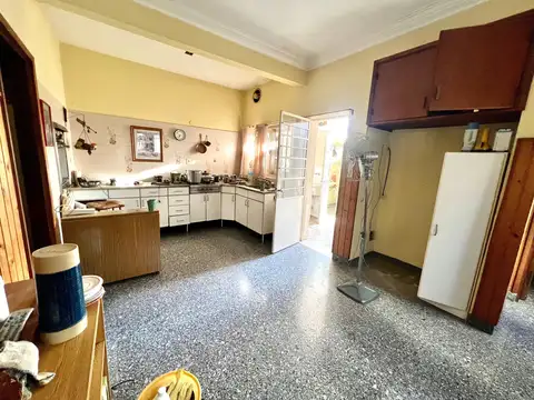 Martínez: Excelente Chalet en Una Planta Sobre Lote de 10x31: 3 Dormitorios, Living, Garaje, Jardín y Piscina.