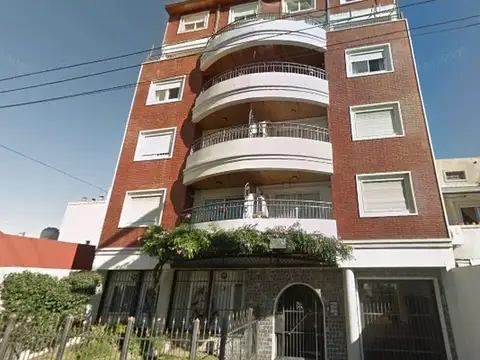 Departamento de 4 ambientes con cochera en centro de San Justo.