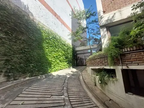 COCHERA CUBIERTA CON DOS BAULERAS