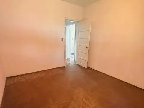 Importante Casa en venta en Barrio Parque Bernal.