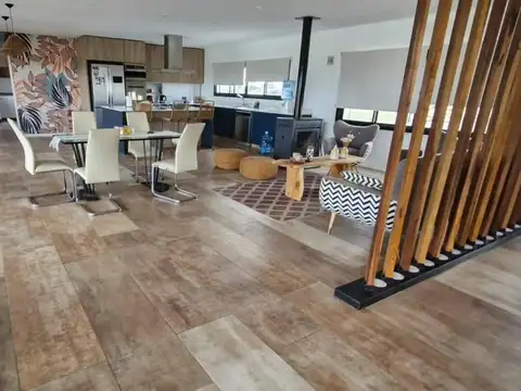 Casa 5 ambientes con 4 baños