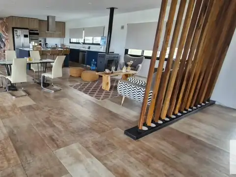 Casa 5 ambientes con 4 baños