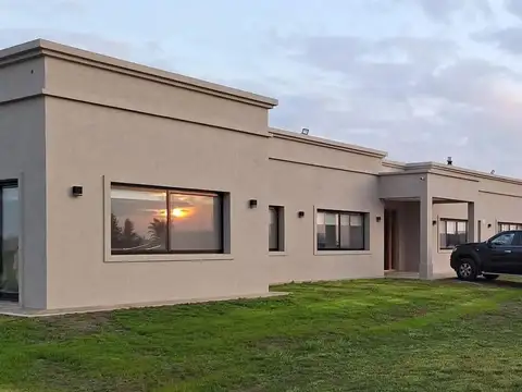 Casa en Venta - 3 Dormitorios 4 Baños - 270mts - Chacras de la Trinidad