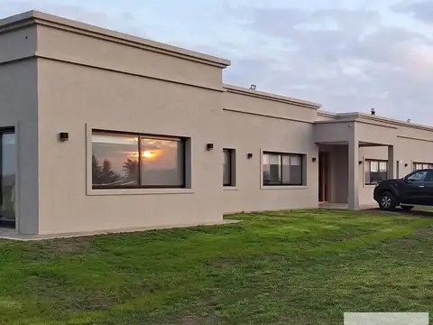 Casa en Venta - 3 Dormitorios 4 Baños - 270mts - Chacras de la Trinidad