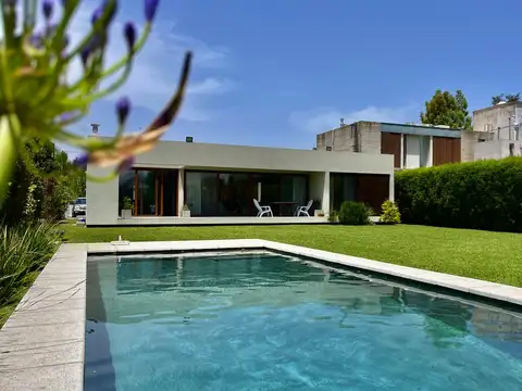 Casa en Venta en City Bell [Cod: 083996]