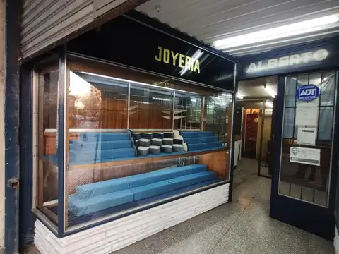 Local en el centro de Nueva Pompeya