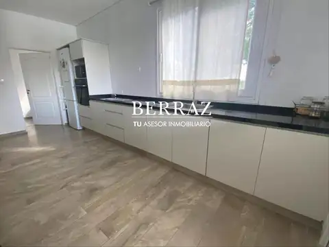 Casa en Venta con 3 cocheras