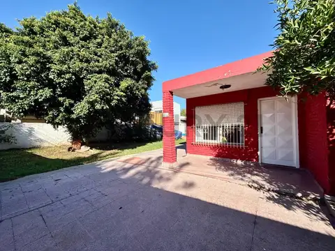 Casa con Patio, Pileta y Cochera 243 m²