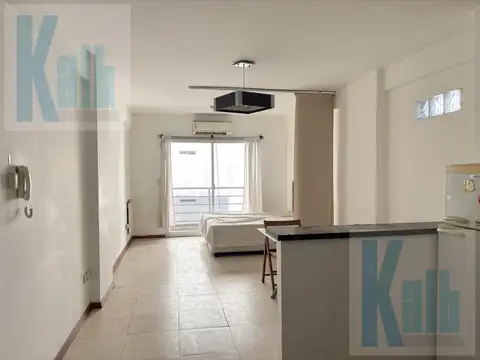 Luminoso monoambiente con balcón en Balvanera en alquiler en edificio con amenities