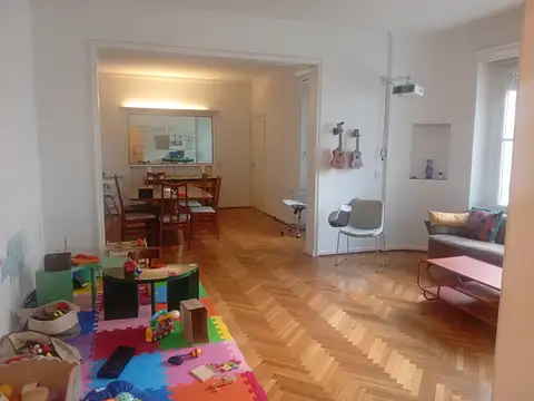 Espectacular semipiso al frente con balcon aterrazado.
