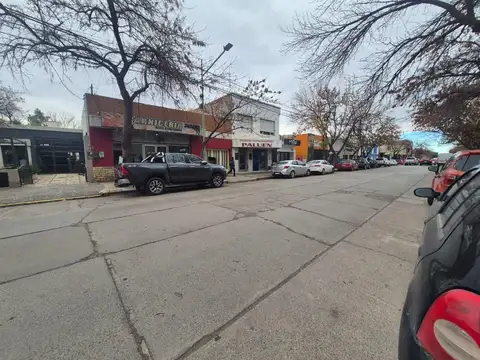 Alquiler local comercial con cochera zona centro de Cipolletti