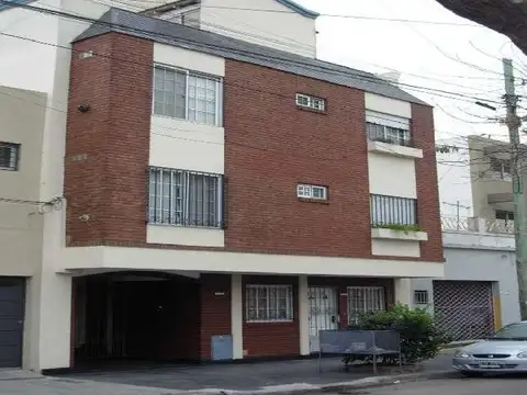 Departamento de 2 ambientes 2do piso por escalera contrafrente  s / balcon con terraza propia en 1 p