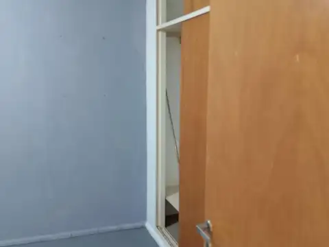 Departamento de 2 ambientes 2do piso por escalera contrafrente  s / balcon con terraza propia en 1 p