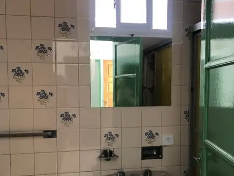 VENTA de Casa de 3 ambientes, cochera cubierta, patio, jardín (apta crédito hipotecario)