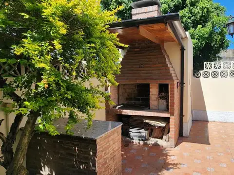 CASA EN VENTA 3 AMBIENTES CON COCHERA RAMOS MEJIA