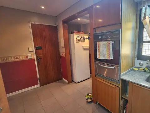 DEPARTAMENTO SEMIPISO 4 AMBIENTES- AL FRENTE CON BALCÓN- COCHERA Y BAULERA- EXCELENTE LISTO PARA ESCRITURAR