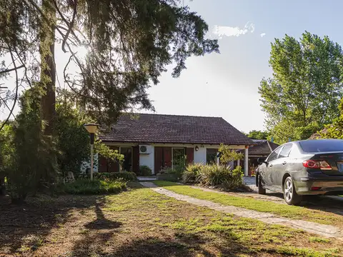 QUINTA CON VARIAS CONSTRUCCIONES , GRAN PARQUE CON ARBOLES AÑEJOS.-
