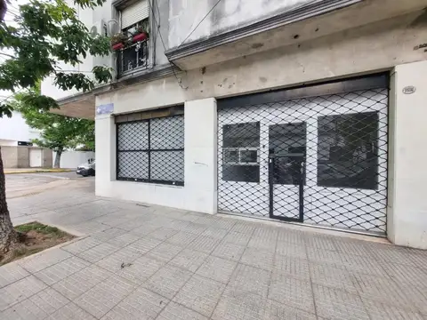 LOCAL AL FRENTE EN PARQUE CHACABUCO