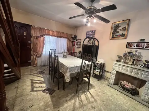 Casa 7 ambientes con 2 baños
