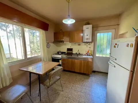 Casa 4 ambientes con 2 baños