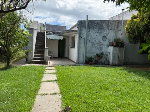 Casa 2 dormitorios, terraza, cochera y patio. Frente 14.43