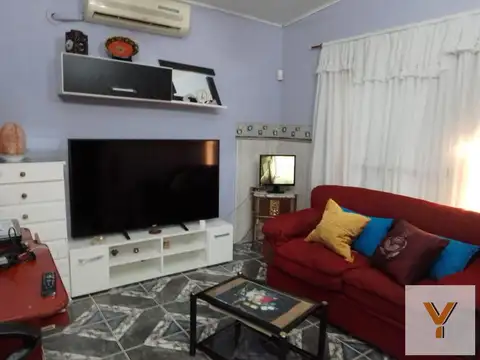 Casa en venta - 3 dormitorios, 2 baños - 260mts2 sobre lote de 296mts2 - Juan María Gutiérrez