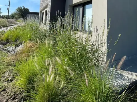 Casa en Alquiler con 8 cocheras