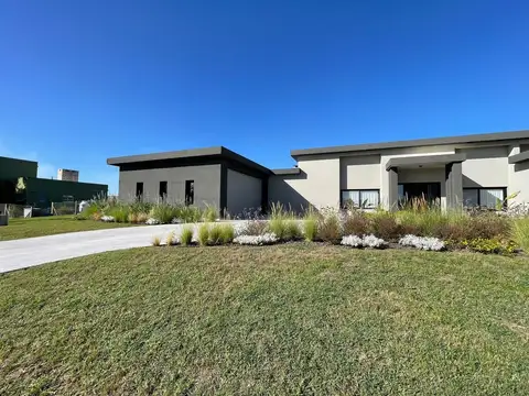Casa en Alquiler en Fincas de San Vicente, USD 3.500