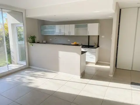 Departamento con Jardín en Venta en Remeros Beach