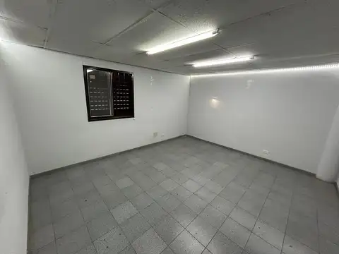 Galpón en Alquiler en Godoy Cruz, 1.450 Metros, 3 Oficinas, 2 Baños, Entrada Camiones