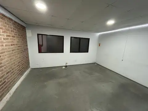 Galpón en Alquiler en Godoy Cruz, 1.450 Metros, 3 Oficinas, 2 Baños, Entrada Camiones