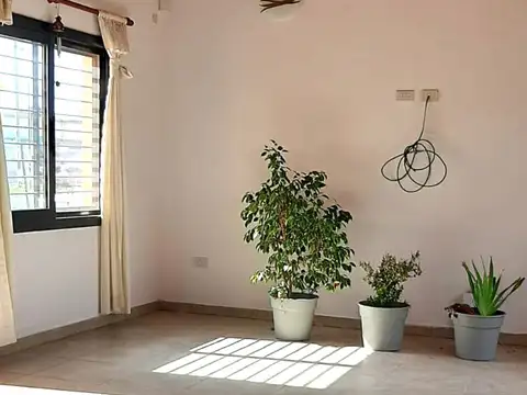 Casa en Alquiler con 2 cocheras