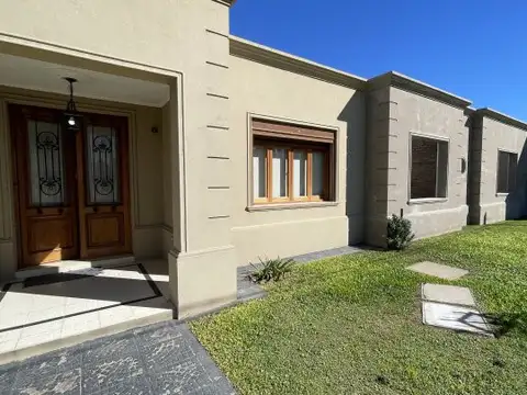 Casa 6 ambientes con 1 baño