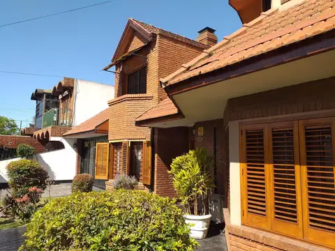 Casa en venta 8 ambientes - Garage 3 autos - Amplio Jardín - Play Room - Temperley
