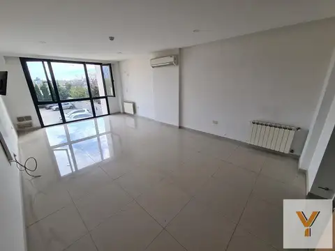 Oficina en alquiler - cochera, cocina indep., climatizada, con división hermética, Tandil centro