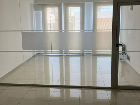 Oficina en alquiler - cochera, cocina indep., climatizada, con división hermética, Tandil centro
