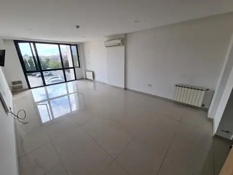 Oficina en alquiler - cochera, cocina indep., climatizada, con división hermética, Tandil centro