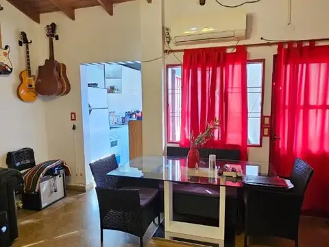 VENTA TIPO CASA 2 DEPTOS Y GALPON SUPERFICIE 180 M2 FLORESTA