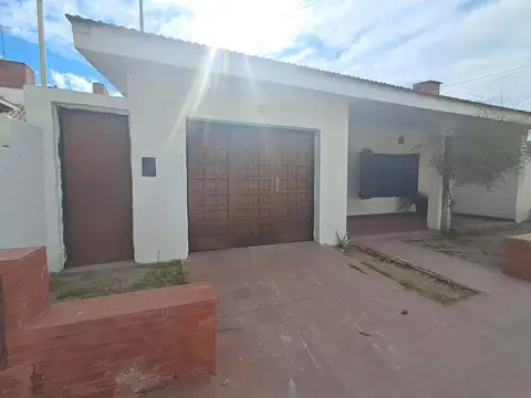 CASA CON GRAN PATIO , PILETA Y 5 CUADRAS DEL CENTRO