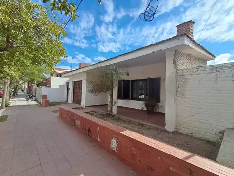 Casa con gran patio y pileta a 5 cuadras del centro