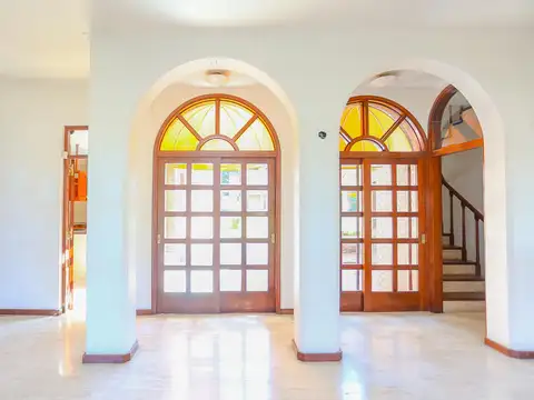 Casa en Alquiler con 3 cocheras
