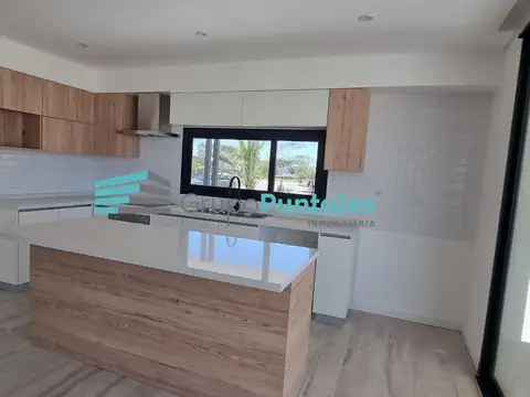 Casa a estrenar con pileta y 4 dormitorios Barrio en Lagos de Canning
