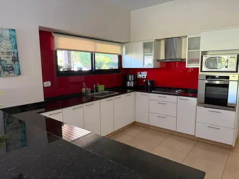 Avenida Bartolomé Mitre 700